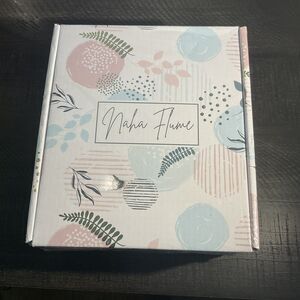 Naha Flume Spa Tumbler For Women Gift Set Bath Bomb/ Bar Soap/ Socks- New